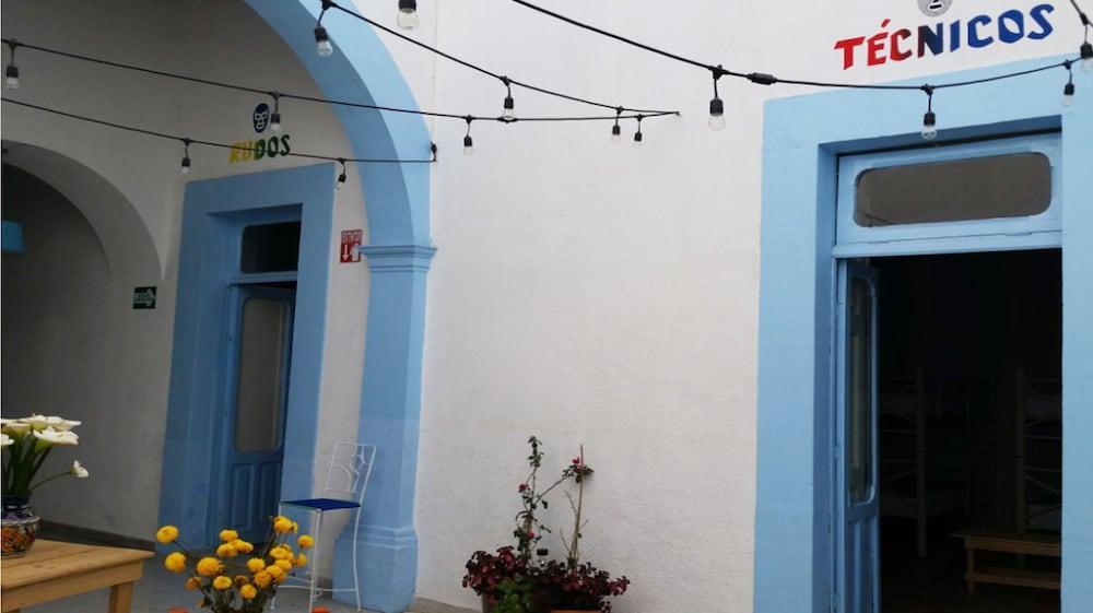 Santa Lucha Hostal