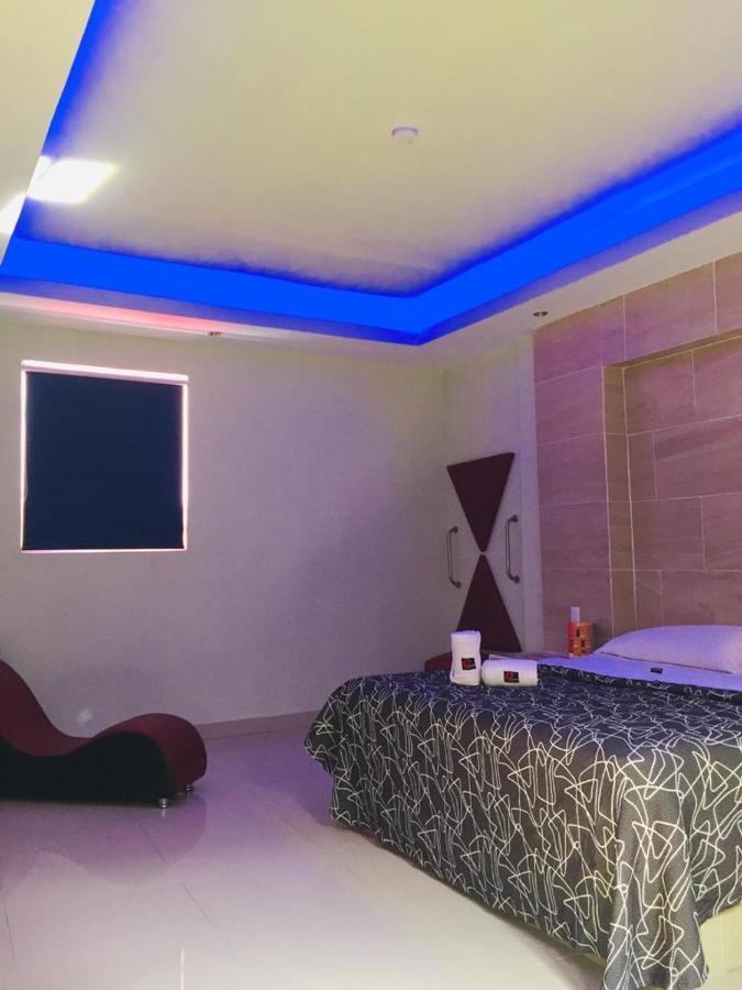 Q Motel *