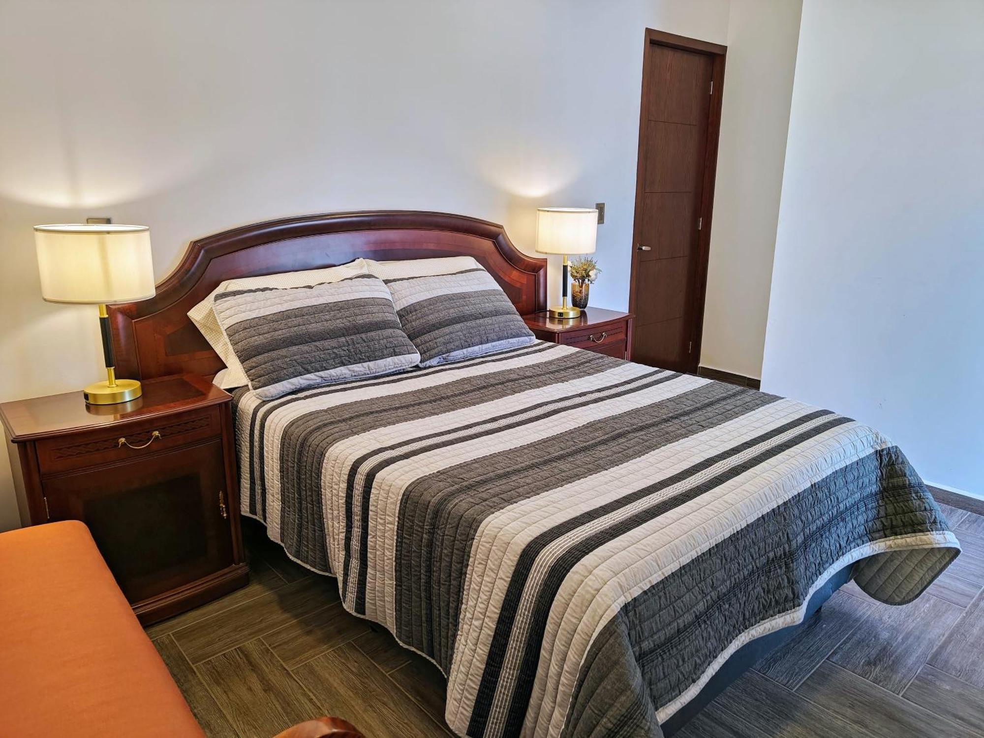 Luxury At Juriquilla, 4 Bedrooms Сasa de vacaciones